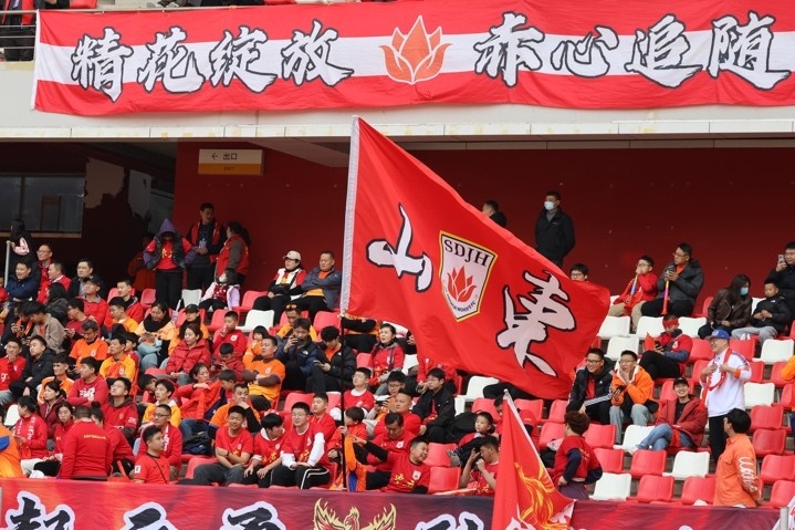 主場上萬名球迷的吶喊助威，給山東體彩女足征戰(zhàn)女超增添了能量與動力